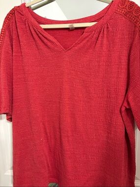 Cable & Gauge Coral-Red Textured V-Neck Short Sleeve Top with Crochet Shoulders